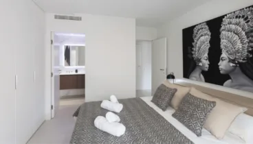 Dormitorio amplio y baño en suite en este dúplex