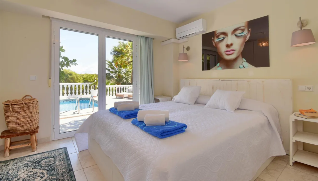 Dormitorio con acceso directo a la piscina