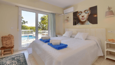 Dormitori amb accés directe a la piscina