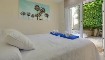 Dormitorio con acceso directo a la terraza