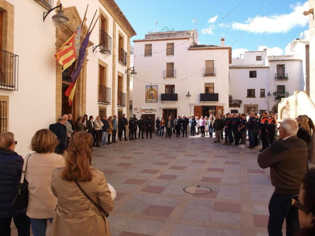 Imagen: El Ayuntamiento de Xàbia guarda un minuto de silencio por el incendio de Campanar