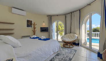 El dormitori principal i lluminós té accés directe a la piscina