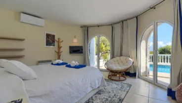 El dormitorio principal y luminoso tiene con acceso directo a la piscina