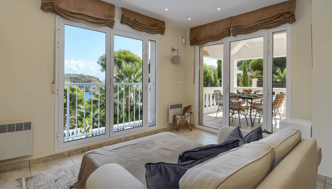 El saló menjador amb grans finestrals disposa de gran lluminositat