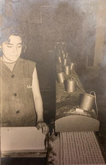 Empleada recollint els terrossos de sucre ja elaborats