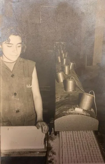 Empleada recogiendo los terrones de azúcar ya elaborados