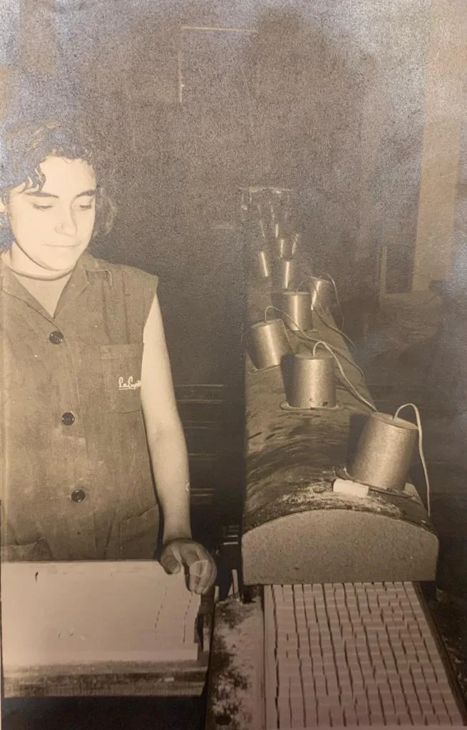 Empleada recogiendo los terrones de azúcar ya elaborados