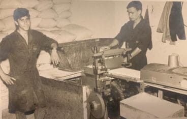 Empleats de la fàbrica de talladillos de sucre elaborant el xarop amb els sacs de sucre darrere