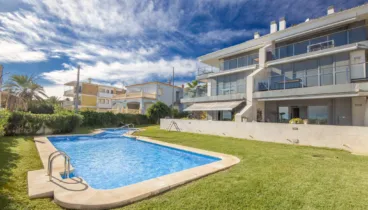 Este apartamento pone a tu disposición una gran piscina comnuitaria