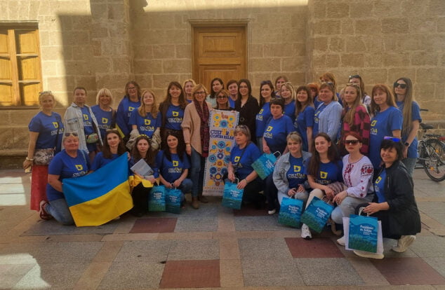 Imagem: O prefeito recebe um grupo de mulheres ucranianas que passam alguns dias em Xàbia