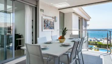 La terraza con vistas en primera línea de playa es la joya de esta vivienda