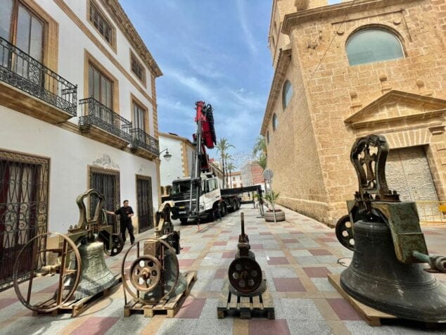 Imagen: Las cuatro campanas de la Iglesia de San Bartolomé el día de la retirada