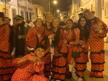 Cinquens de 2024 disfressats de ballarines de sevillanes i toreros al Carnaval d'adults 2024 Xàbia