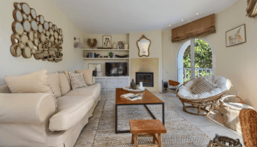 Relaxa't en aquest saló junt a la xemeneia