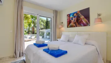 Relájate en un dormitorio amplio y luminoso