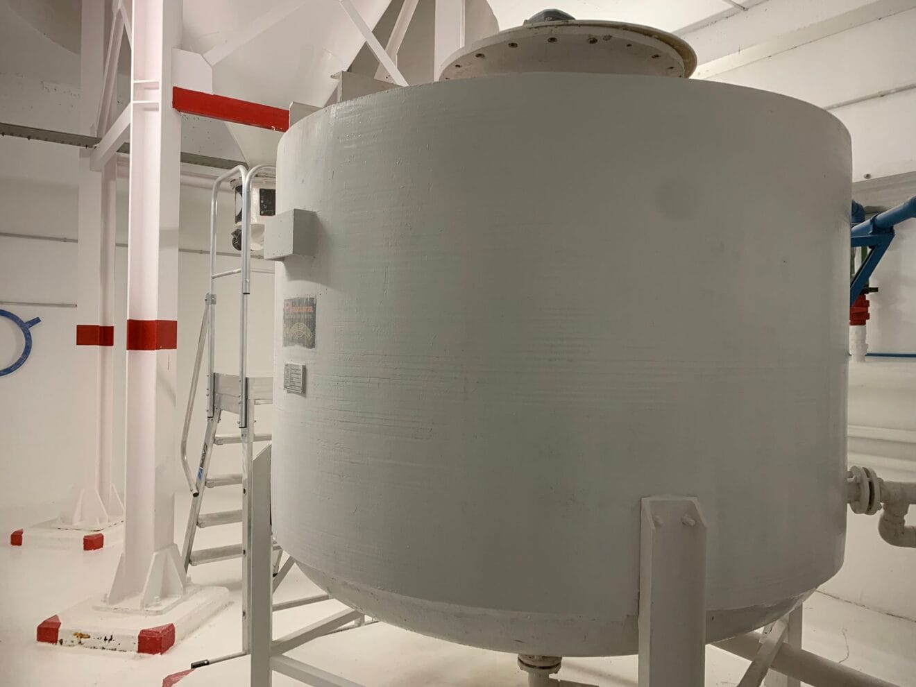 Sala donde las máquinas añaden la cal al agua depurada