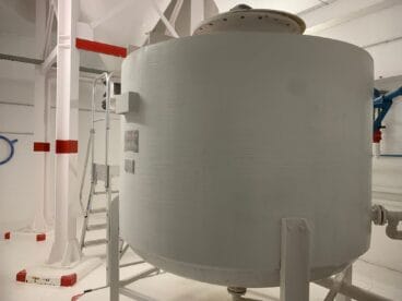 Sala on les màquines afegeixen la calç a l'aigua depurada