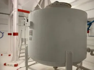 Sala on les màquines afegeixen la calç a l'aigua depurada