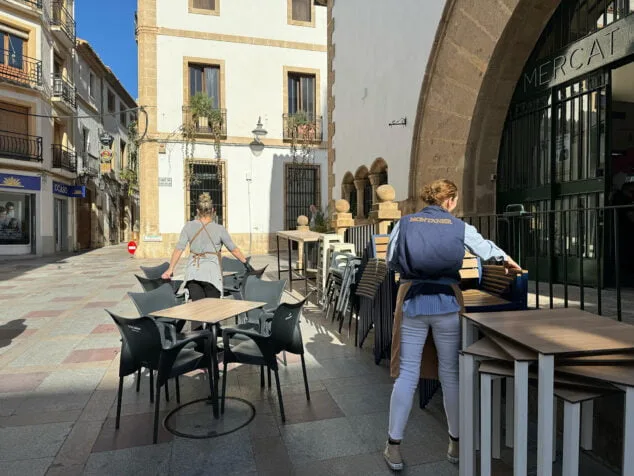 Imagen: Sillas y mesas pertenecientes a la hostelería de Xàbia