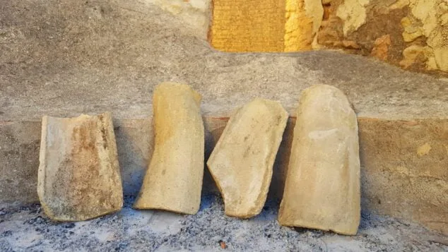 Imagen: Tejas de barro elaboradas en la Granadella