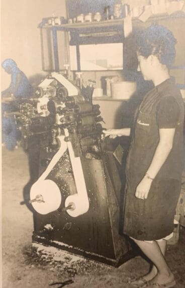 Treballadora de la fàbrica de talladillos de sucre de Xàbia a la màquina empaquetadora