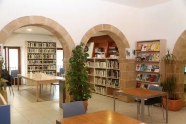 Una de les sales de consulta i lectura de la Biblioteca de Xàbia
