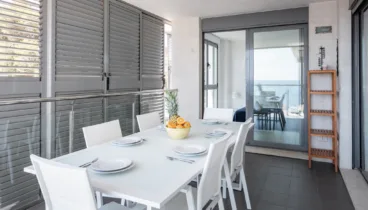 Una mesa amplia para celebrar con tu familia o amigos