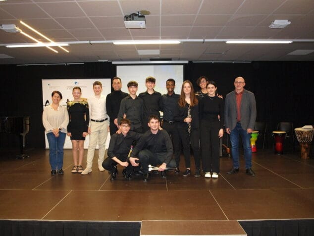 Imagen: Profesores y alumnos participantes del concierto Dones de la Música