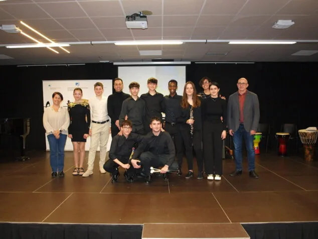Imagen: Profesores y alumnos participantes del concierto Dones de la Música