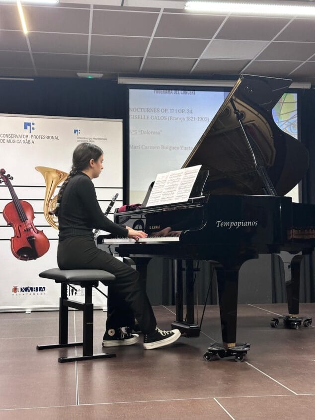 Imagen: Alumna realizando el concierto de piano en 'Dones de la música'