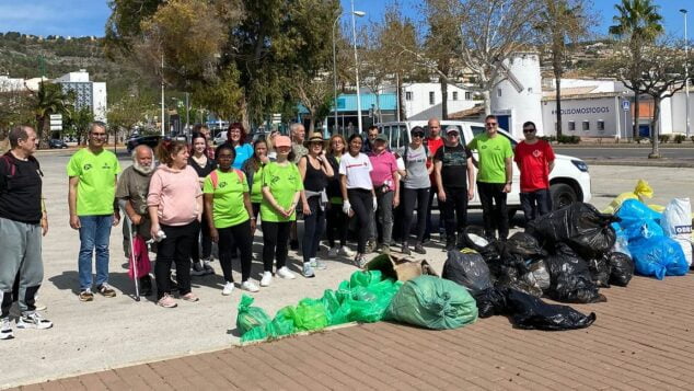 Imagen: Voluntarios en la jornada de limpieza del río Gorgos
