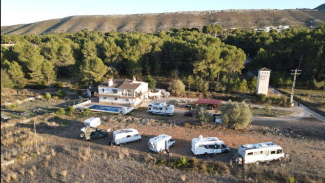 Bild: Nachbarn prangern illegales Campen in der Urbanisation Los Cerezos in Xàbia an | Google Foto