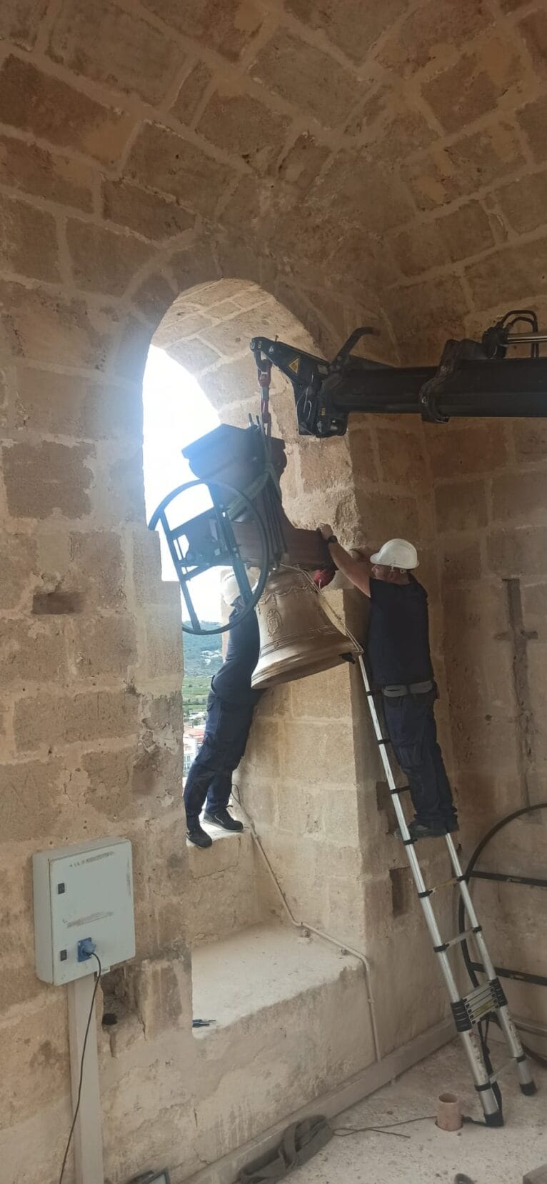 Colocación de la campana Victoria en el campanario de Xàbia