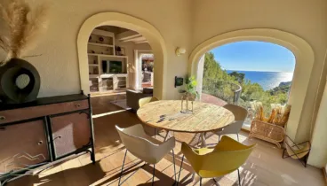Comedor amplio con vistas panorámicas al mar