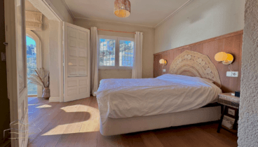 Cómodo y amplio dormitorio decorado con colores neutros y naturales