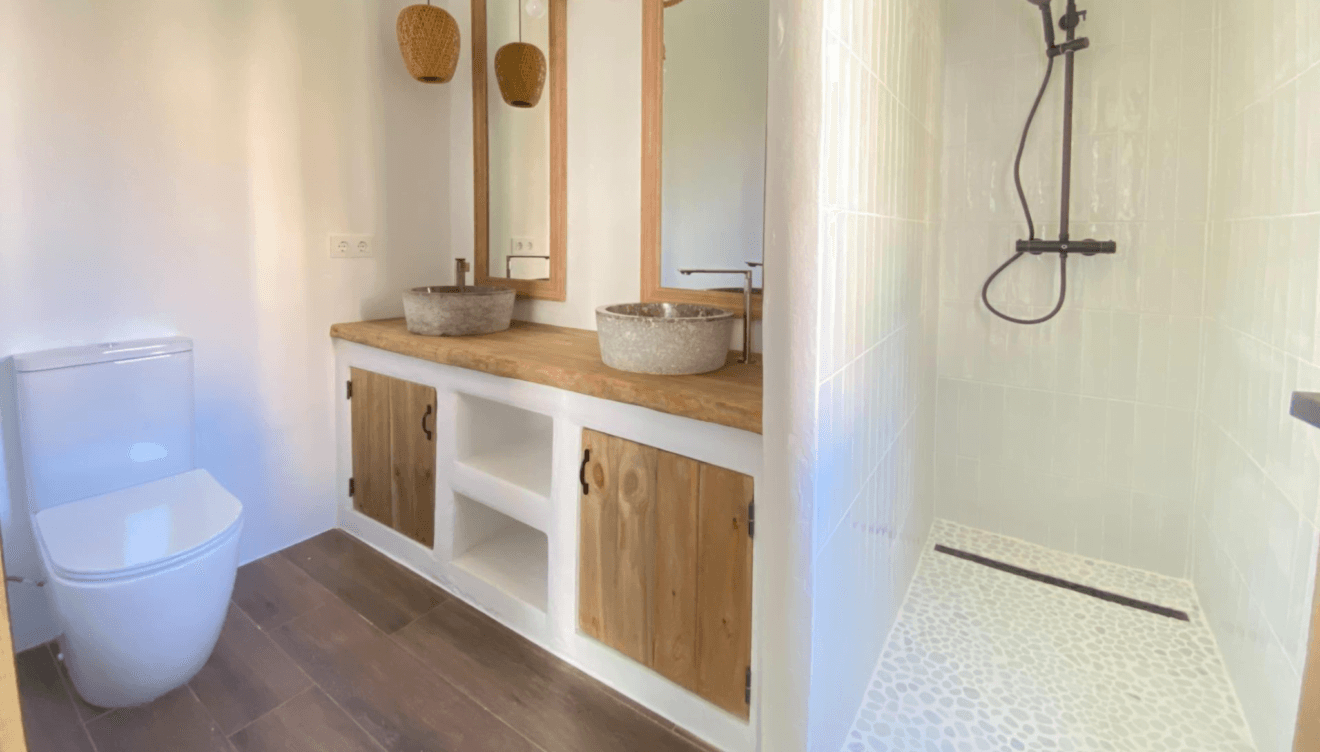 Disfruta de grandes baños decorados con materiales naturales
