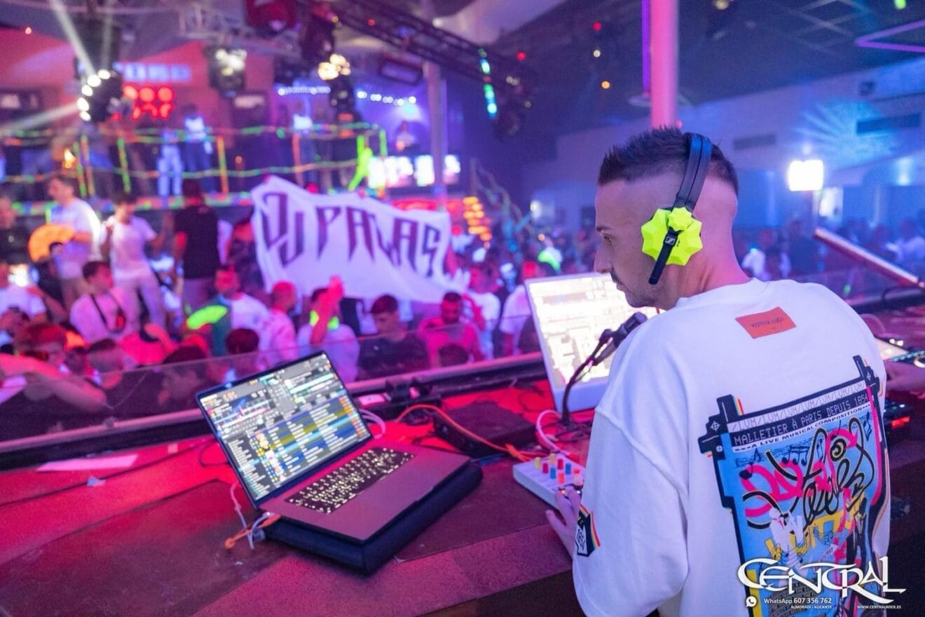 DJ Palas en la cabina de la discoteca Central