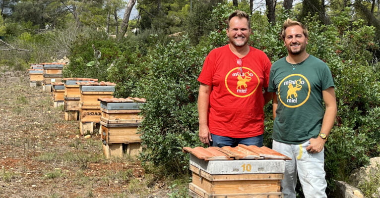 Eduardo y Jan junto a las colmenas de su apiario en el Montgó-