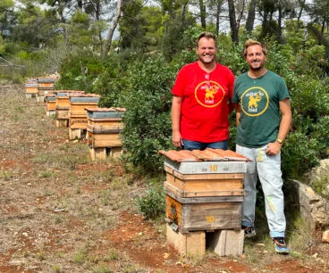 Eduardo y Jan junto a las colmenas de su apiario en el Montgó