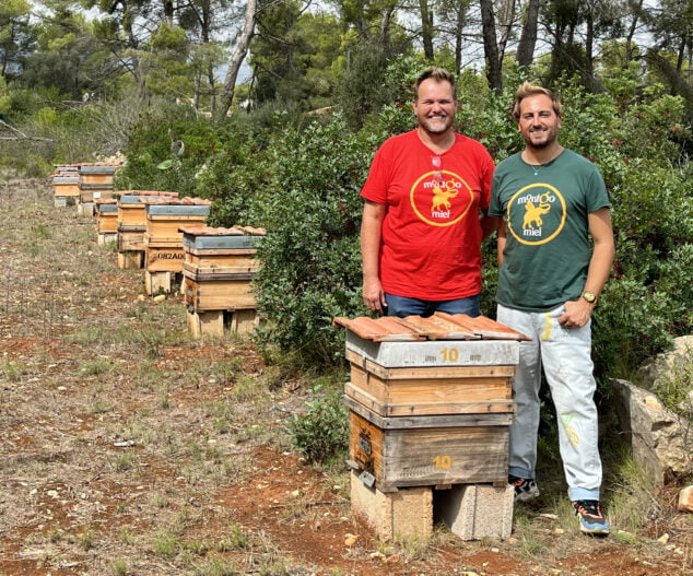 Imagen: Eduardo y Jan junto a las colmenas de su apiario en el Montgó