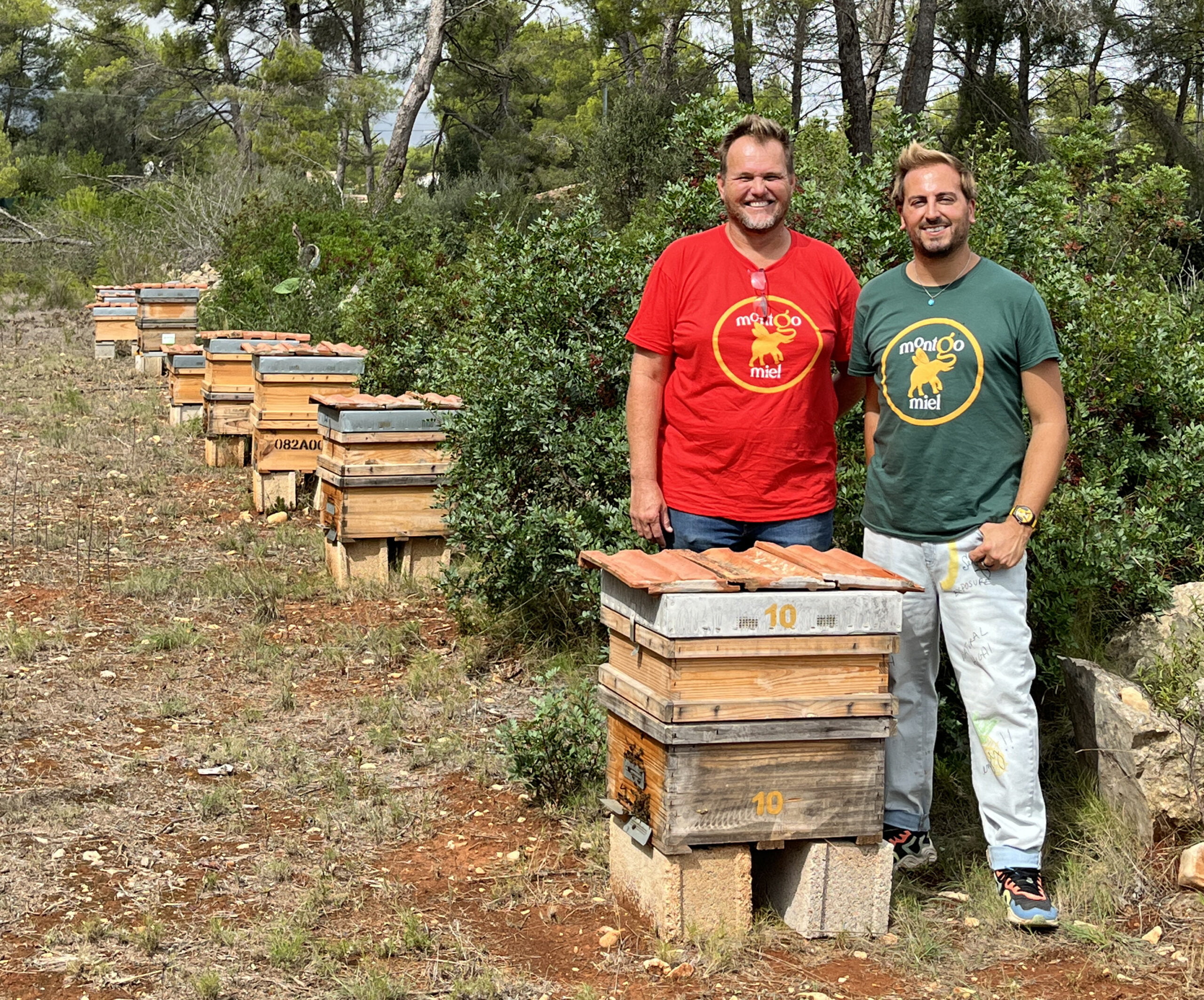 Eduardo y Jan junto a las colmenas de su apiario en el Montgó