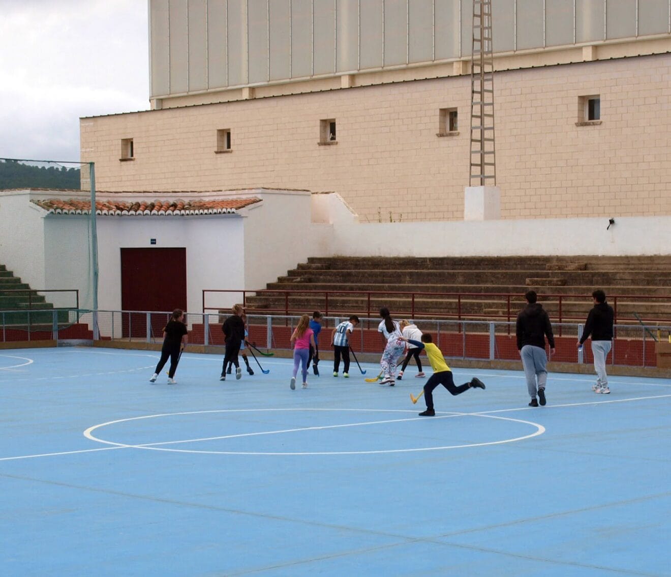 Escolares de Xàbia practicando hockey en el Dia de l'Esport