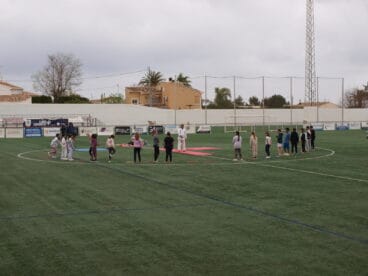 Escolares de Xàbia realizando kárate en el Dia de l’Esport de Xàbia