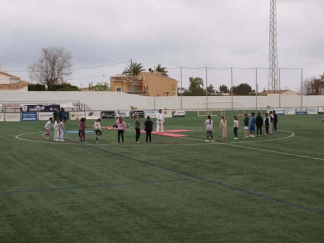 Imagen: Escolares de Xàbia realizando kárate en el Dia de l'Esport de Xàbia