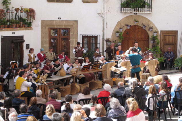 Imagen: Espectáculo musical de la Colla Xirimitab's en la en la Feria Artesania Xàbia 2024 - Semana Santa