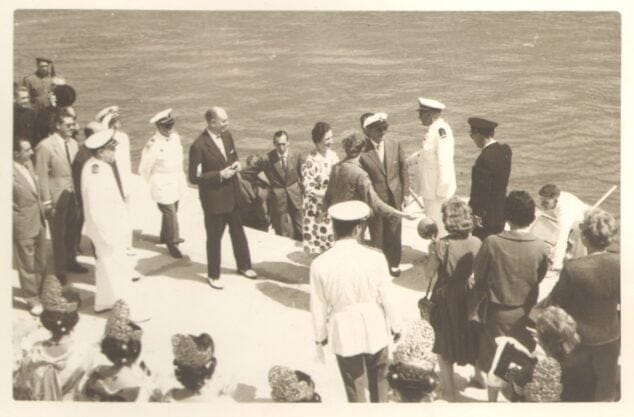 Imagen: Ángeles Bas, de espaldas con la cámara, en la visita de Francisco Franco a Xàbia en 1961 | Foto AMX