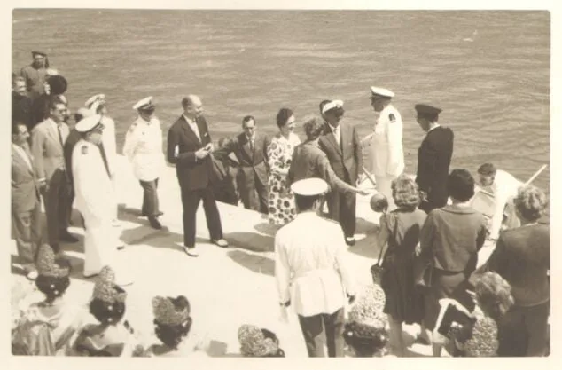 Imagen: Ángeles Bas, de espaldas con la cámara, en la visita de Francisco Franco a Xàbia en 1961 | Foto AMX