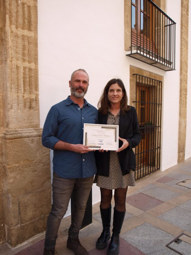 Imagen: Ganadores del I Premio de Periodismo Sostenible con el premio