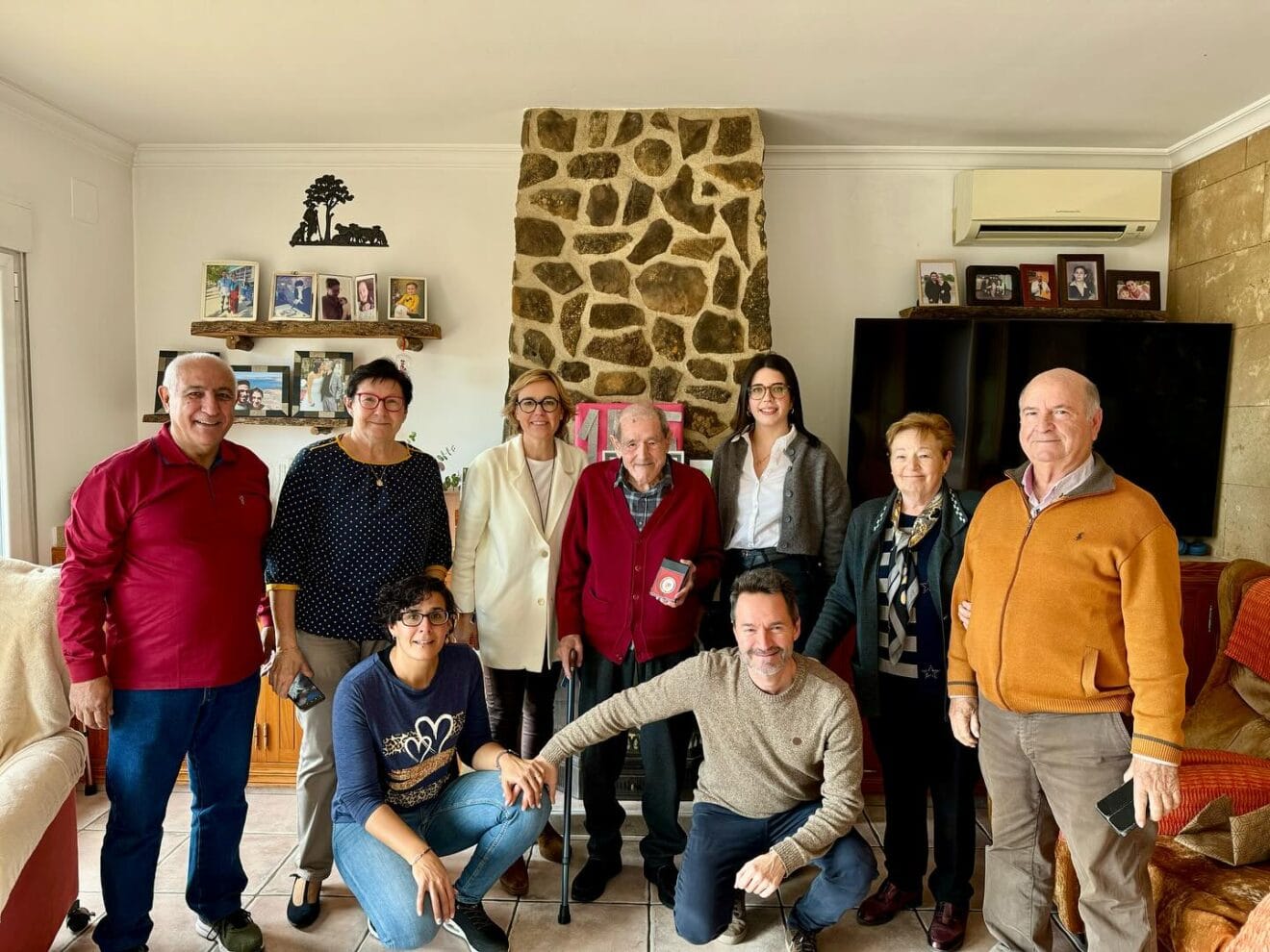 Gaspar Cruañes junto a familiares, alcaldesa y concejala