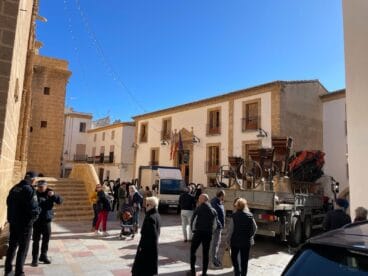 Gran expectación ante la llegada de las campanas de la Iglesia de San Bartolomé de Xàbia